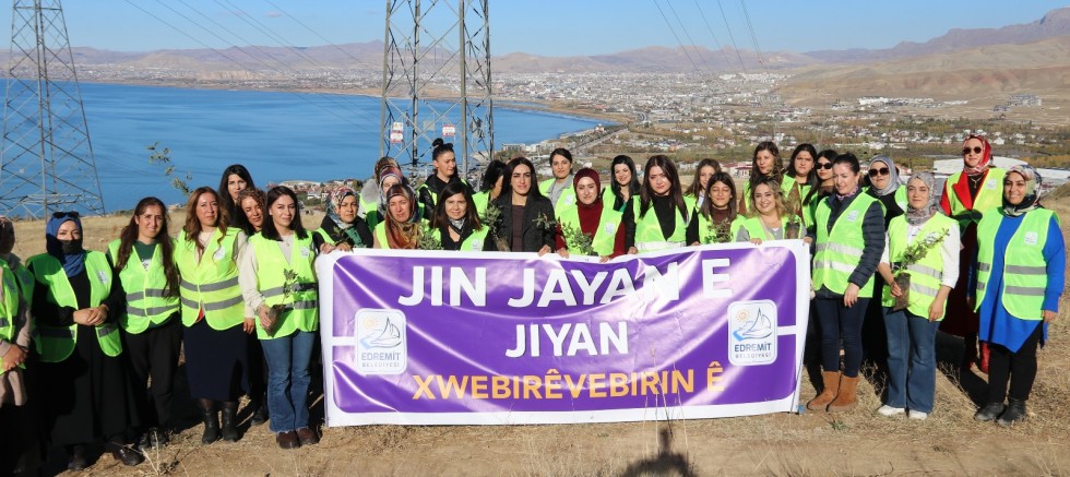 Edremit’te kadınlar meşenin yeşilini, gölün mavisiyle buluşturdu