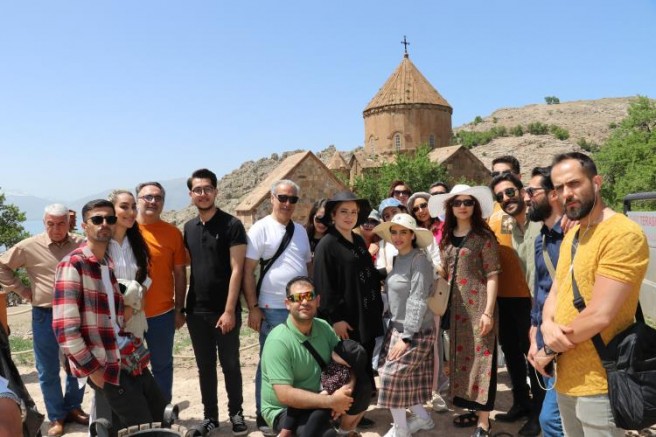 İranlı turizmciler Akdamar Adasına hayran kaldı