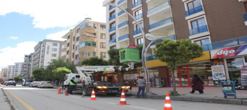 İKİNİSAN CADDESİ AYDINLATMALARI YENİLENİYOR