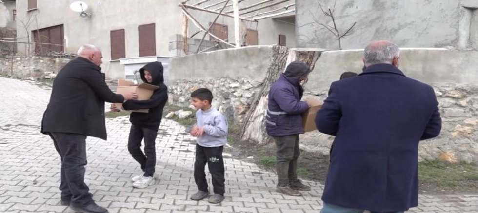 Polis memurundan dar gelirli ailelere bayram şekeri  