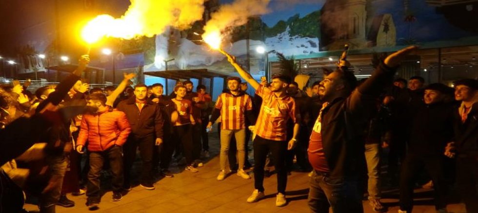 Van'da Galatasaraylı taraftarların derbi coşkusu  