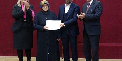 72  yaşındaki Besna Say, okur yazarlık sertifikasını belediye başkanı oğlunun elinden aldı