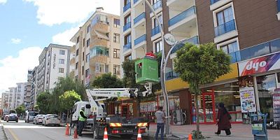 İKİNİSAN CADDESİ AYDINLATMALARI YENİLENİYOR