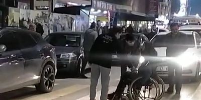 Van’da engelli birey caddeyi trafiğe kapattı
