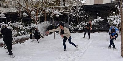 Van'da esnafın kartopu keyfi  