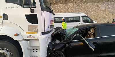 Van'da yakıt tankeri ile otomobil çarpıştı: 2 ölü