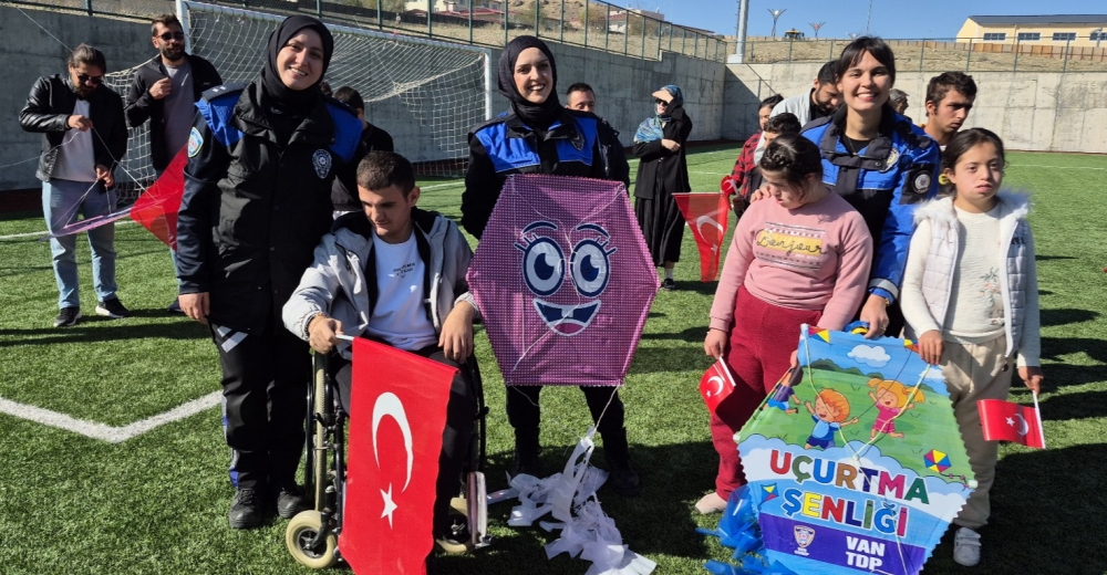 Van da polis, özel gereksinimli öğrencilerle uçurtma uçurdu